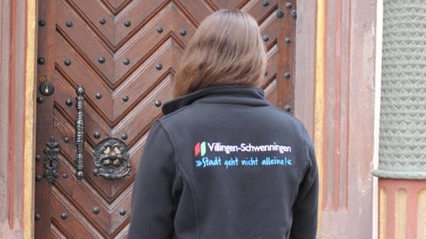Die Mitarbeitenden des Rathauses in Villingen-Schwenningen erhalten Fleece-Jacken in Zeiten des Energiesparens. (Foto: Stadt Villingen-Schwenningen)