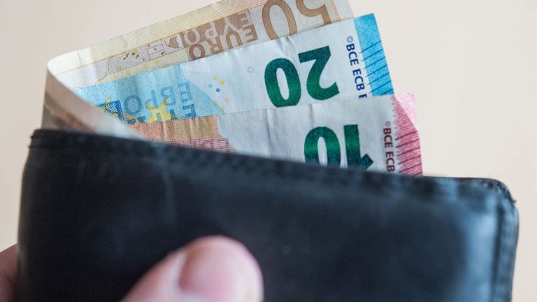 Geldscheine im Wert von zehn, zwanzig, und fünfzig Euro stecken in einer Geldbörse. (Foto: dpa Bildfunk, Lino Mirgeler)