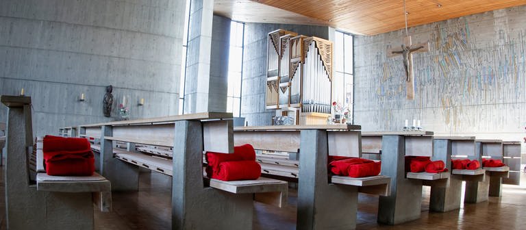 Kirchenbänke mit wärmeneden Decken (Foto: picture-alliance / Reportdienste, Picture Alliance)