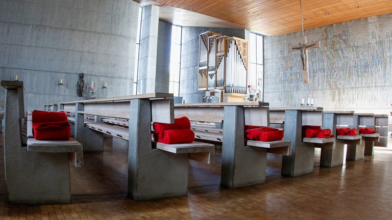 Kirchenbänke mit wärmeneden Decken (Foto: picture-alliance / Reportdienste, Picture Alliance)