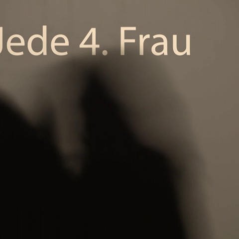Schwarz-Weiß-Bild mit der Aufschrift "Jede 4. Frau" (Foto: SWR)