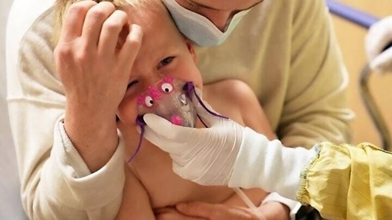 Ein Kind wird mit Verdacht auf RS-Virus-Infektion in einem Krankenhaus in den USA behandelt (Symbolbild) (Foto: IMAGO, IMAGO / ZUMA Wire)
