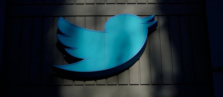 Das Twitter-Enblem in Form eines blauen Vogels hängt an der Fassade des Hauptsitzes von Twitter in San Francisco. (Foto: dpa Bildfunk, picture alliance/dpa/AP | Jeff Chiu)