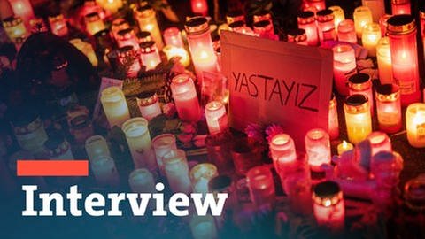 «Yastayiz» - Türkisch für «Wir trauern», steht zwischen zahlreichen Trauerkerzen am Tatort auf einem Schild geschrieben. Ein 27-Jähriger Mann hatte ein 14-Jähriges Mädchen auf dem Schulweg getötet und eine 13-Jährige schwer verletzt. Gegen den 27-Jährigen wurde nun Haftbefehl erlassen - Ihm wird Mord und versuchter Mord vorgeworfen. (Foto: dpa Bildfunk, picture alliance/dpa | Christoph Schmidt / Montage: SWR)