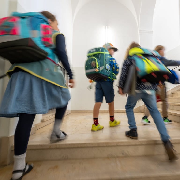 Grundschüler mit Schulranzen auf einer Treppe (Symbolbild) (Foto: dpa Bildfunk, picture alliance/dpa | Peter Kneffel (Symbolbild))