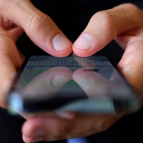 Ein Mann tippt auf einem Smartphone eine WhatsApp-Nachricht. (Foto: dpa Bildfunk, picture alliance/dpa | Karl-Josef Hildenbrand)