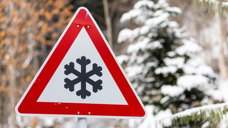 Ein Straßenschild mit Schnee- oder Eisglätte steht neben der Schauinslandstraße.  (Foto: dpa Bildfunk, picture alliance/dpa | Philipp von Ditfurth)