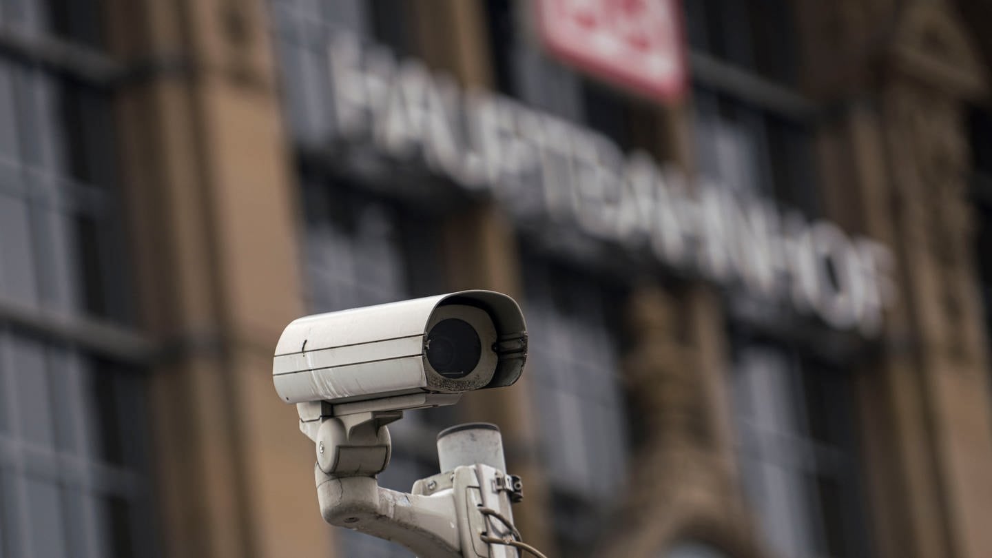 Überwachungskamera vor einem Bahnhofsgebäude (Symbolbild) (Foto: dpa Bildfunk, picture alliance/dpa | Frank Rumpenhorst (Symbolbild))