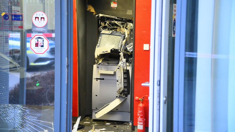 Ein gesprengter Geldautomat ist in einem Bankgebäude zu sehen.  (Foto: dpa Bildfunk, picture alliance/dpa/René Priebe | René Priebe)