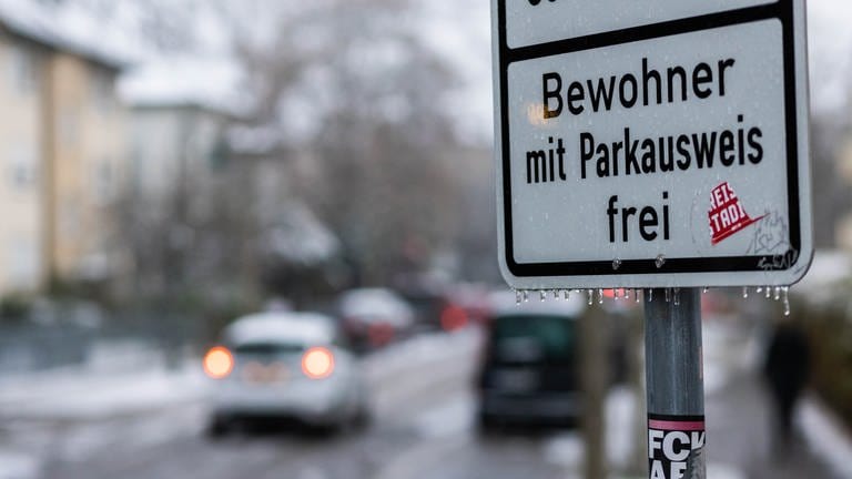 Ein Schild mit der Aufschrift "Bewohner mit Parkausweis frei" (Foto: dpa Bildfunk, picture alliance/dpa | Philipp von Ditfurth (Archiv))