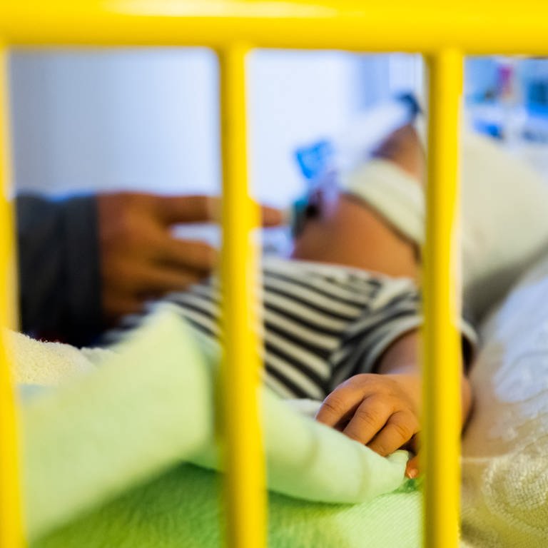 Ein achteinhalb Monate altes Kind liegt auf einer Intensivstation. (Foto: dpa Bildfunk, picture alliance/dpa | Christoph Soeder)