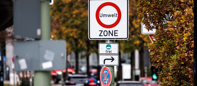 An einer Straße ist ein Hinweisschild auf die geltende Umweltzone zu sehen. (Foto: dpa Bildfunk, picture alliance/dpa | Matthias Balk)