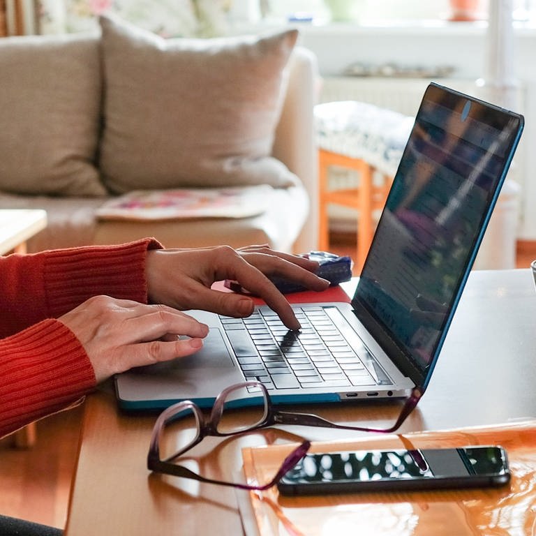 Ein Frau arbeitet im Homeoffice. (Foto: dpa Bildfunk, picture alliance/dpa/dpa-Zentralbild | Jens Kalaene)