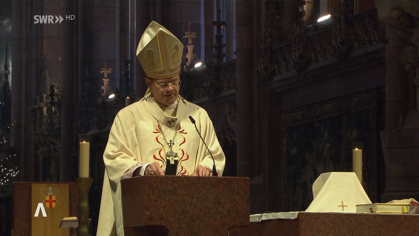 Bischof hält Predigt (Foto: SWR)