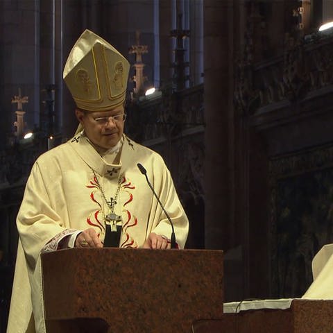 Bischof hält Predigt (Foto: SWR)