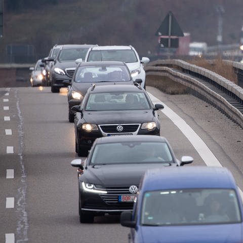 Autos fahren auf der Autobahn 8 (Foto: dpa Bildfunk, Picture Alliance)
