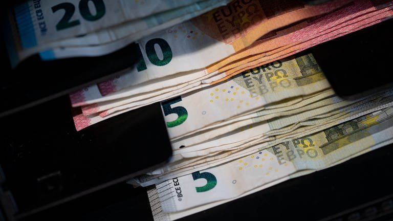 Geldscheine liegen gestapelt vor einem dunklen Hintergrund. (Foto: dpa Bildfunk, picture alliance/dpa | Marijan Murat)