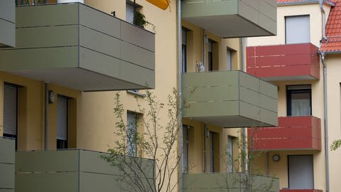 Balkone neugebauter Sozialwohnungen in Stuttgart  (Foto: dpa Bildfunk, picture alliance / Marijan Murat/dpa | Marijan Murat)