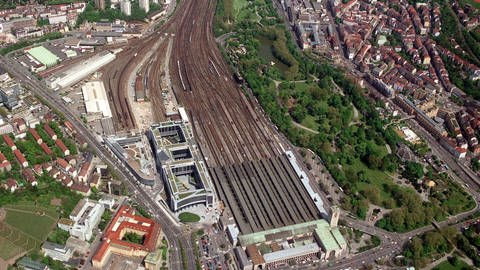 Stuttgart 21 historisch: Ein Archivbild von 1995 zeigt aus der Luft das Gelände des Stuttgarter Bahnhofes.  (Foto: dpa Bildfunk, picture-alliance / dpa | Bernd_Weißbrod)