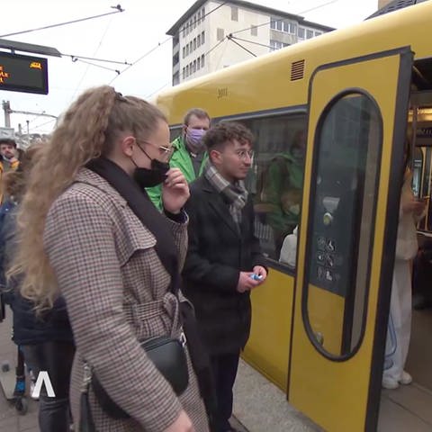 Jugendliche steigen in Bahn (Foto: SWR)