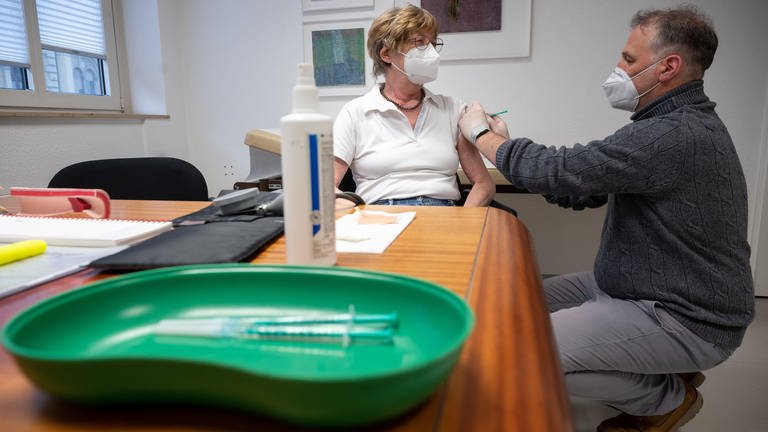 Ein Arzt impft eine Frau in einer Hausarztpraxis mit dem Impfstoff von PfizerBiontech. (Archivfoto) (Foto: dpa Bildfunk, picture alliance/dpa | Sebastian Gollnow)