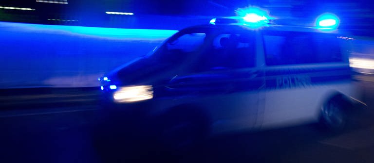 Ein Streifenwagen der Polizei mit Blaulicht. (Foto: picture-alliance / Reportdienste, picture alliance / dpa | Arno Burgi)