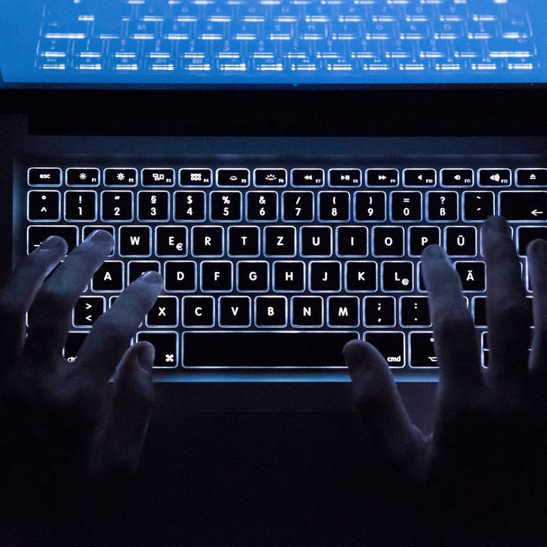 Ein Mann benutzt die beleuchtete Tastatur eines Notebooks (Szene gestellt) (Foto: picture-alliance / Reportdienste, Picture Alliance)
