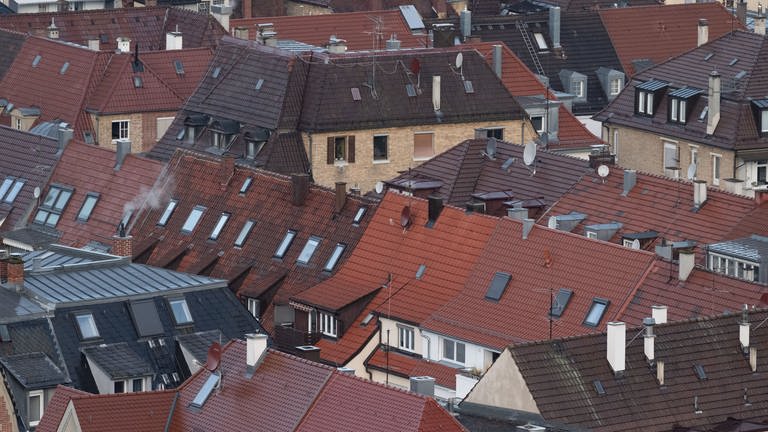 Hausdächer sind im Stuttgarter Talkessel zu sehen. (Foto: dpa Bildfunk, picture alliance/dpa | Marijan Murat)