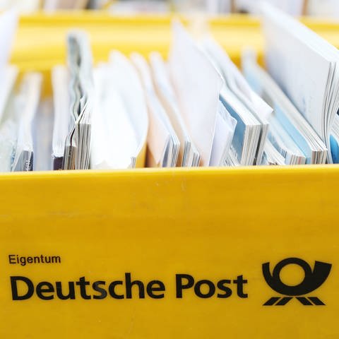 Briefe liegen in einer Postbox vor einer Postfiliale. (Foto: picture-alliance / Reportdienste, picture alliance / dpa | Malte Christians)