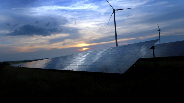 Wind- und Solarkraft (Foto: dpa Bildfunk, picture alliance/dpa | Karl-Josef Hildenbrand)