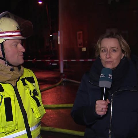 Aussenschalte Susanne Beßler interviewt Feuerwehrmann (Foto: SWR)