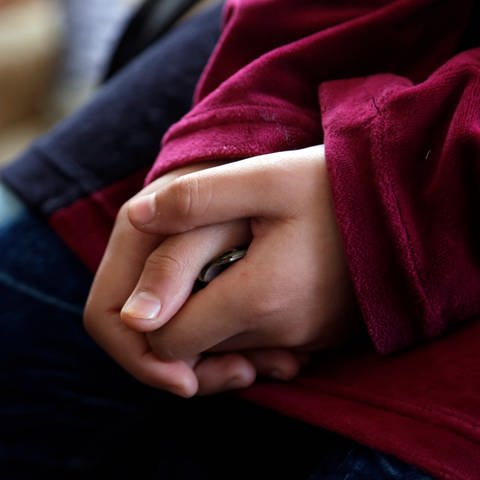 Die Hände eines Mädchens (Symbolbild) (Foto: dpa Bildfunk, picture alliance/dpa/Plan International | Heba Khalifa)