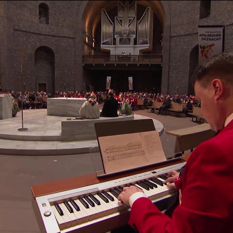 Pianist spielt fur närrischen Gottesdienst in einer Kirche (Foto: SWR)