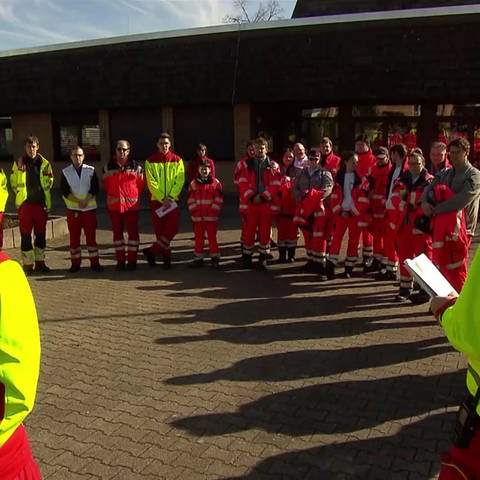 Rettungskräfte im Kreis (Foto: SWR)