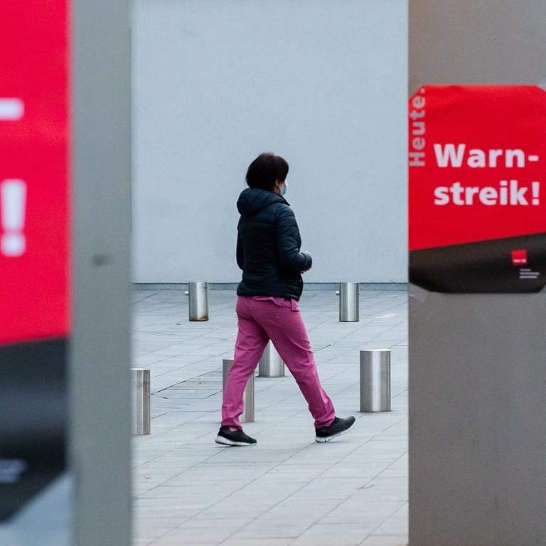 Plakate zum Warnstreik hängen bei einem Streik von Beschäftigten aus. (Foto: dpa Bildfunk, picture alliance/dpa | Christoph Soeder)
