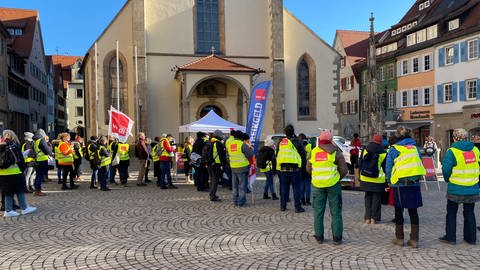 Teilnehmende einer ver.di-Warnstreikaktion in Rottenburg (Kreis Tübingen) vor dem Dom.  (Foto: SWR)