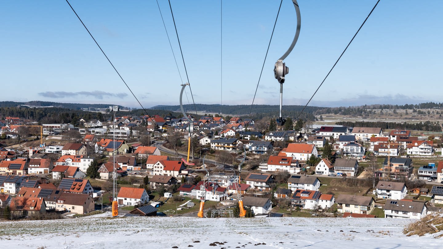 Ein Skilift ist vor blauem Himmel  in Baden-Württemberg zu sehen. Skifahren ist aufgrund von Tauwetter nicht möglich. (Foto: dpa Bildfunk, picture alliance/dpa | Silas Stein)