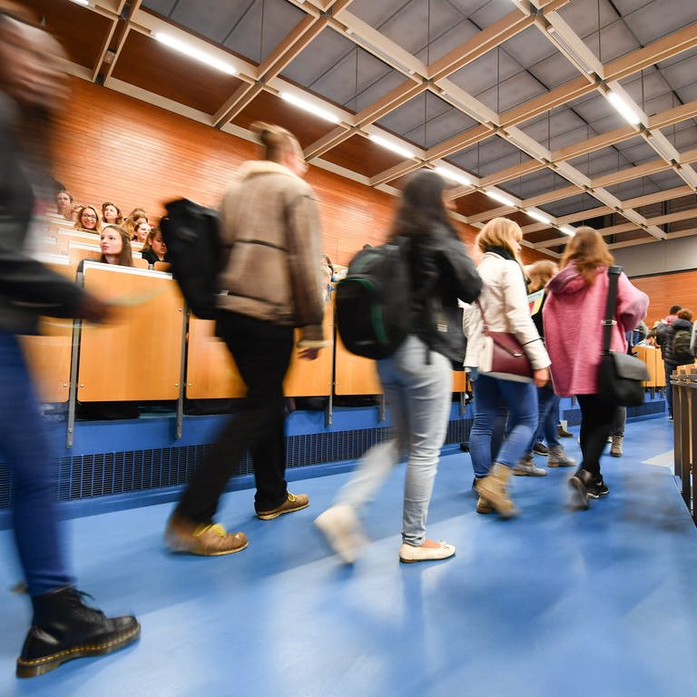 Studenten kommen in Heidelberg an der Universität zur Begrüßung der Erstsemster-Studenten in einen Hörsaal (Foto: dpa Bildfunk, picture alliance / Uwe Anspach/dpa | Uwe Anspach (Archibvild))
