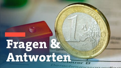 rotes Häuschen, ein Eurostück und Grundsteuerebescheid (Foto: dpa Bildfunk, Jens Büttner)