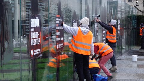 Klimaaktivisten der "Letzen Generation" beschmieren ein Denkmal in Berlin mit schwarzer Farbe (Foto: dpa Bildfunk, Picture Alliance)