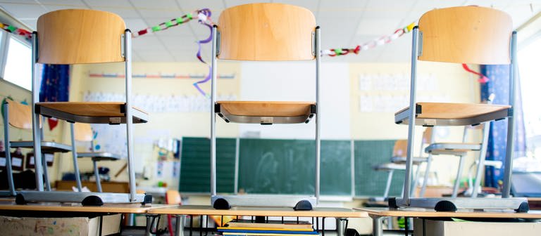 Stühle stehen nach Schulschluss auf den Tischen in einem Unterrichtsraum einer Grundschule. (Foto: picture-alliance / Reportdienste, picture alliance/dpa | Hauke-Christian Dittrich)