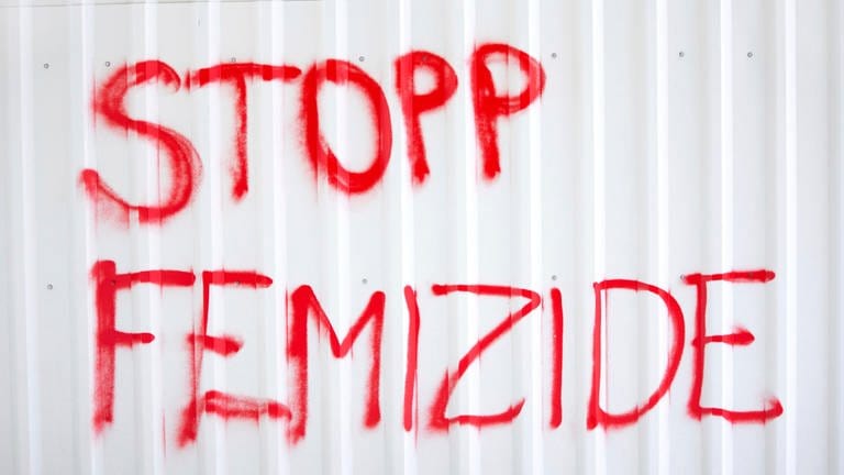 Eine Wellblechwand mit der gesprühten Aufschrift "Stopp Femizide" (Foto: dpa Bildfunk, Picture Alliance)
