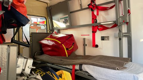 Im Innern eines Rettungsfahrzeugs steht eine Liege für Verletzte. (Foto: SWR)