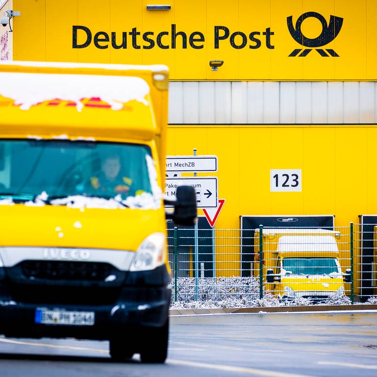 Ein Zustellfahrzeug verlässt eine Deutsche-Post-DHL-Niederlassung. (Foto: dpa Bildfunk, picture alliance/dpa | Moritz Frankenberg)