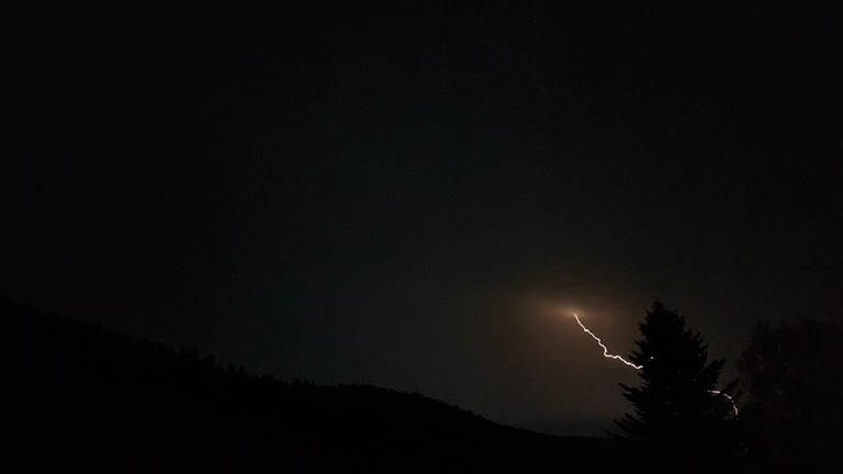 Ein Blitz während eines Gewitters am Himmel über dem Schwarzald (Foto: Privat)