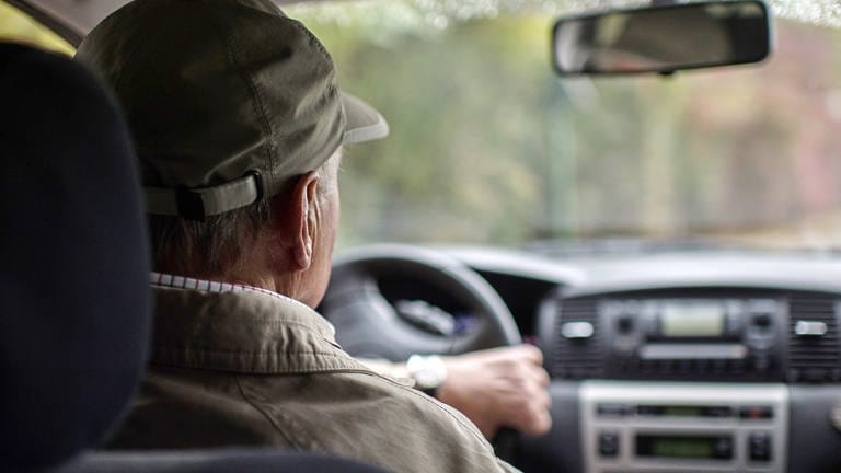 Ein älterer Mann fährt in seinem Auto. (Foto: dpa Bildfunk, picture alliance/dpa | Wolfram Kastl)