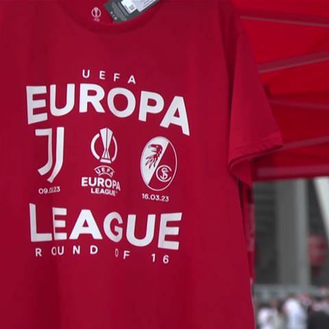 Rotes T-Shirt mit Europa League Aufschrift (Foto: SWR)