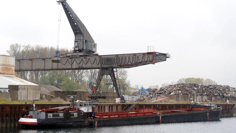 Im Karlsruher Rheinhafen wird ein Schiff entladen. (Foto: dpa Bildfunk, picture-alliance/ dpa | Uli Deck)