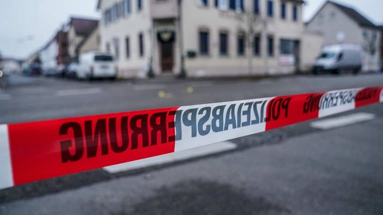 Nach Schüssen auf offener Straße in der Region Stuttgart hat die Polizei den Tatort mit einem Absperrband abgesperrt. (Foto: dpa Bildfunk, picture alliance/dpa/SDMG | Kohls)