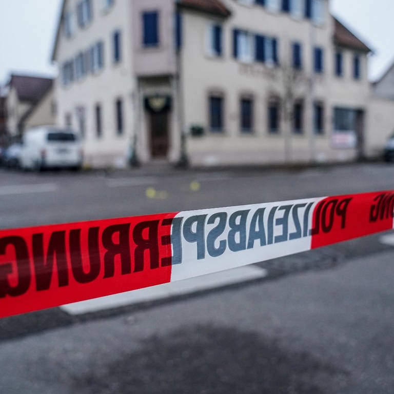 Nach Schüssen auf offener Straße in der Region Stuttgart hat die Polizei den Tatort mit einem Absperrband abgesperrt. (Foto: dpa Bildfunk, picture alliance/dpa/SDMG | Kohls)